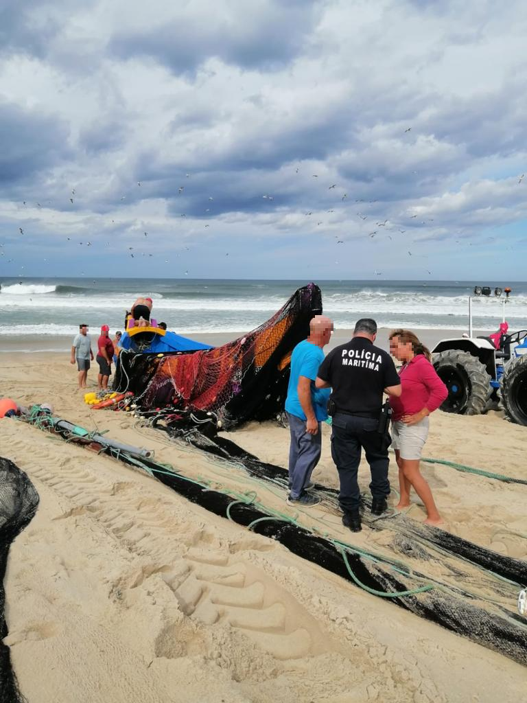 Torreira: embarcação de pesca de Arte Xávega vira ao largo da praia de Muranzel