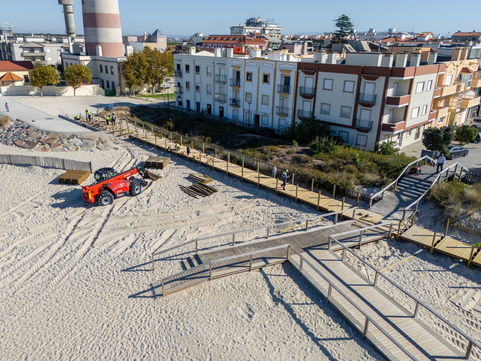 Novo passadiço em construção na Praia Velha, na Barra
