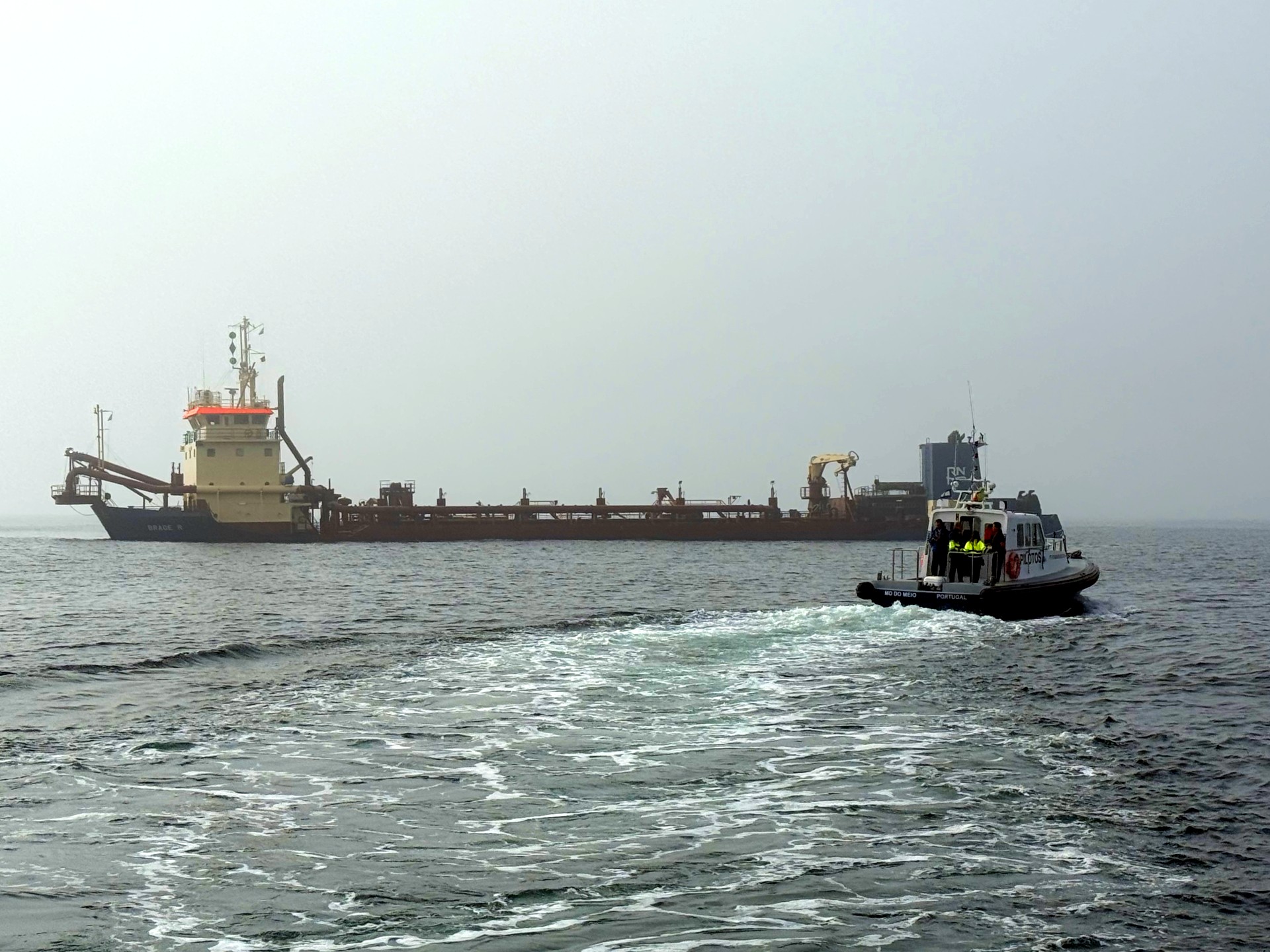 Porto de Aveiro reforça segurança da navegação e contribui para o reforço do cordão dunar