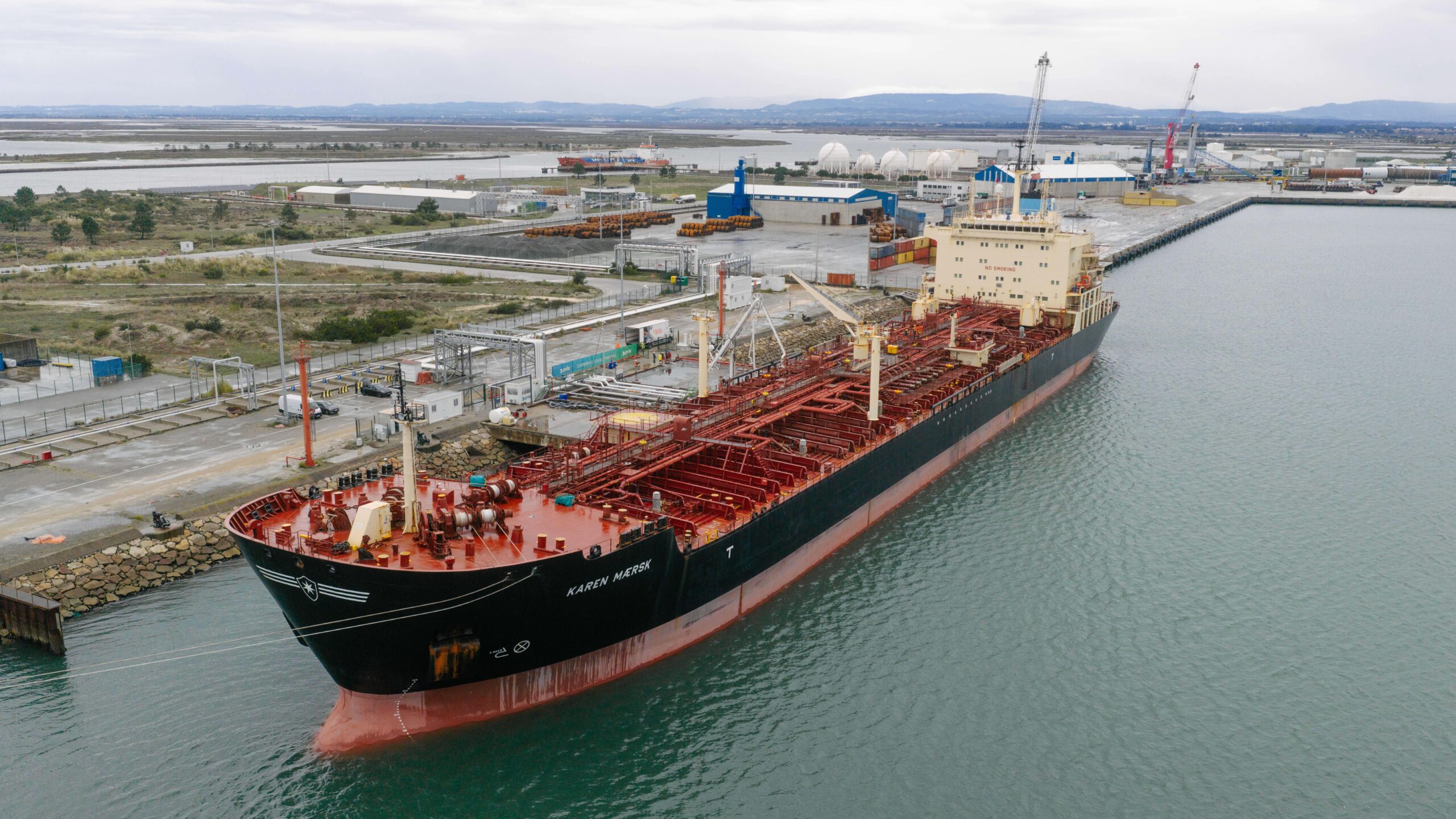 ‘Karen Maersk’ estabelece novo recorde no Terminal de Granéis Líquidos do Porto de Aveiro