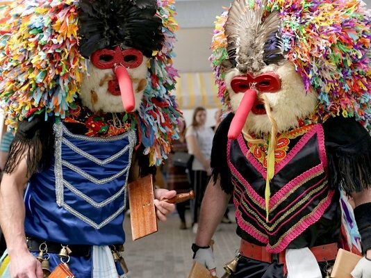 Cardadores: as máscaras, os trajes, as cardas e o Santo (que é um pipo de vinho)